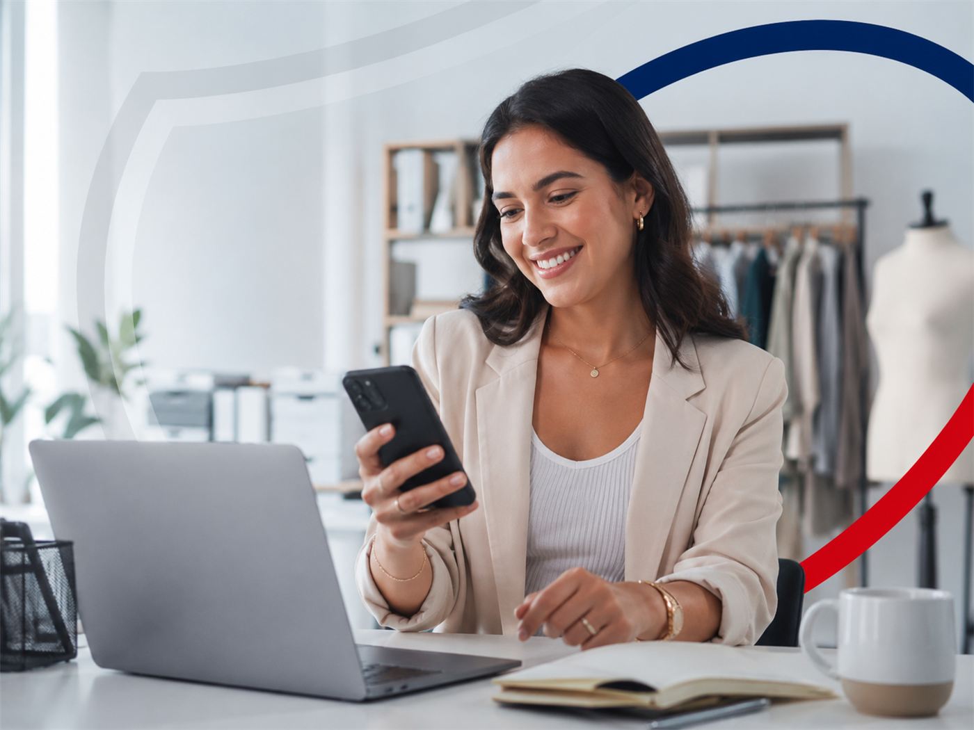Empreendedora sorrindo enquanto conversa pelo WhatsApp no celular