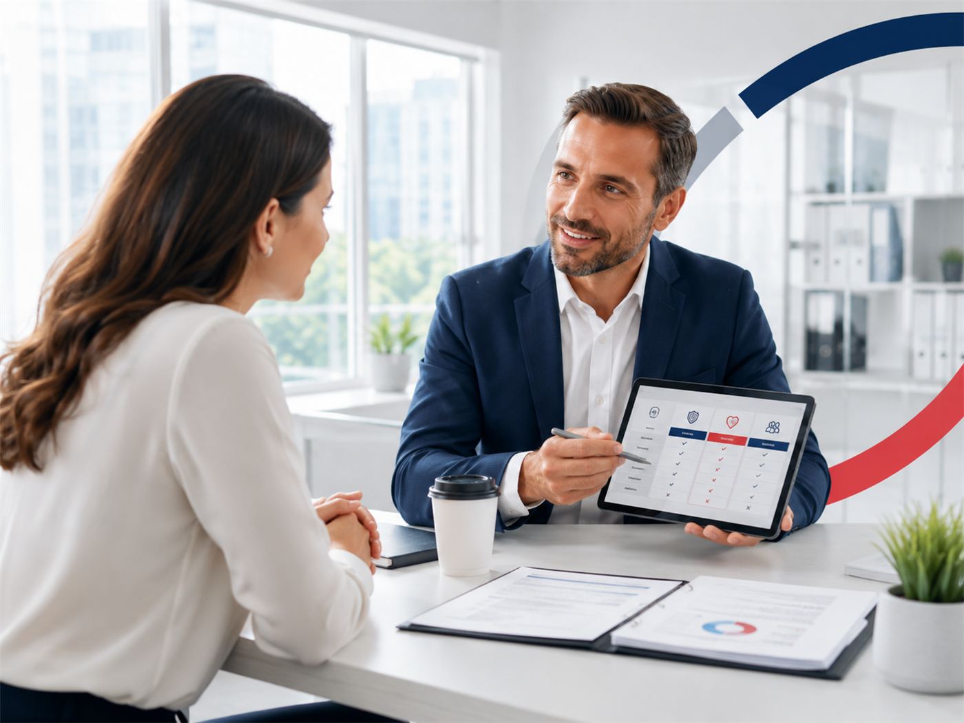 Consultor apresentando comparação de planos de saúde em um tablet para uma cliente